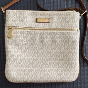 Michael Kors Bedford Flat Crossbody Bag in Vanilla/Acorn color.
